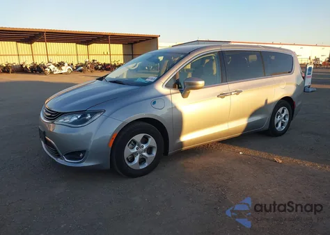 2018 Chrysler Pacifica Hybrid Touring Plus z USA, uszkodzony, nr VIN 2C4RC1H70JR332968